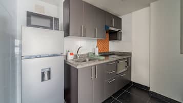 Comfort Apartment, 2 Bedrooms | Private kitchen | Microwave, cookware/dishes/utensils