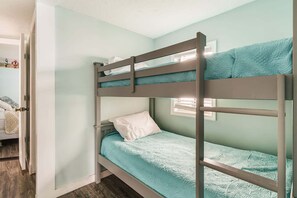 3 habitaciones, tabla de planchar con plancha, wifi y ropa de cama