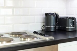 Een microgolfoven, een oven, een vaatwasser