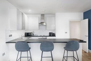 Microondas, horno, lavavajillas y cafetera y tetera 