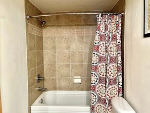 Een haardroger, handdoeken