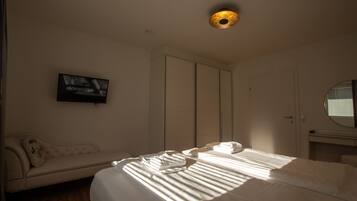 2 bedrooms, in-room safe, iron/ironing board, free WiFi