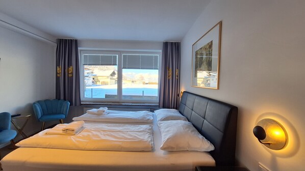 2 bedrooms, in-room safe, iron/ironing board, free WiFi