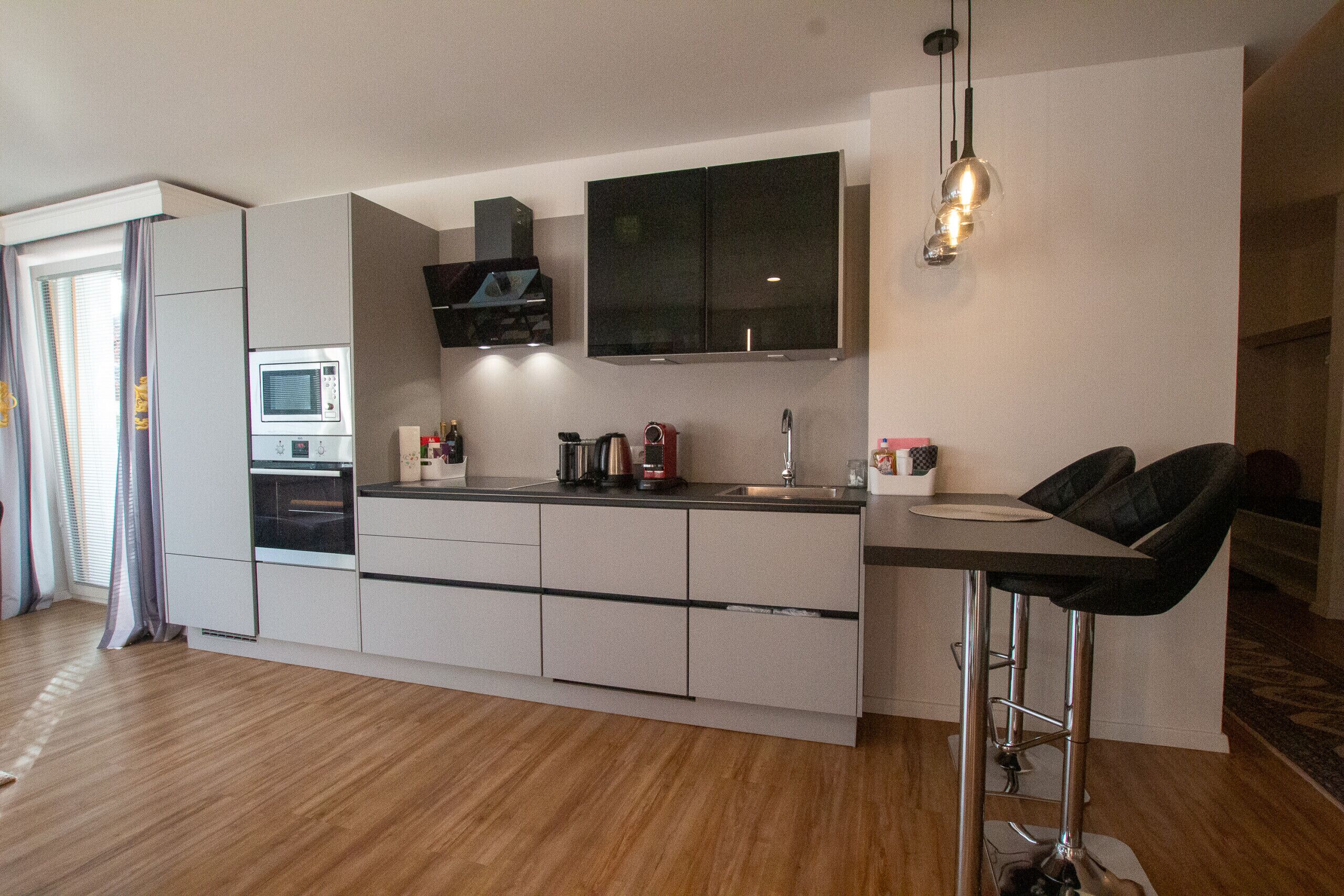 Kjøleskap, mikrobølgeovn, ovn og oppvaskmaskin