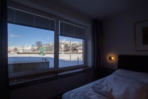 2 soveværelser, pengeskab på værelset, strygejern/strygebræt