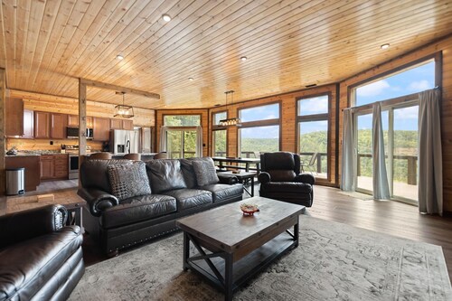 One of a Kind Cabin. Breath Taking View, integrated into the natural rock.