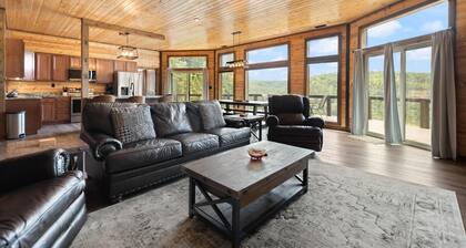 One of a Kind Cabin. Breath Taking View, integrated into the natural rock.