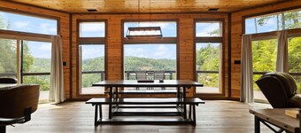 One of a Kind Cabin. Breath Taking View, integrated into the natural rock.