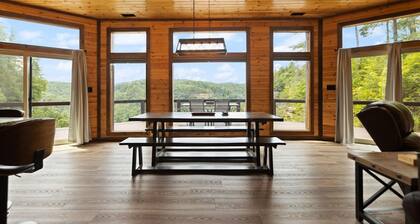 One of a Kind Cabin. Breath Taking View, integrated into the natural rock.