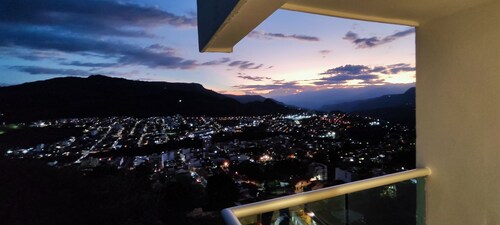 ¡Vive la mejor vista de San Gil y relajate con este espectacular apartamento!