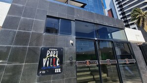 Ein modernes Gebäude mit einem Schild, auf dem "Port Ville" steht.