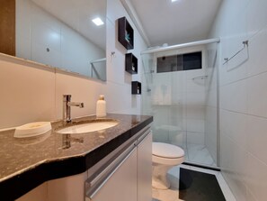 Lägenhet | Badrum | Dusch, regndusch och handdukar