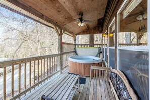 Outdoor spa tub - 2 Gone Hiking -Studio (Bryson City)