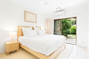 2 bedrooms, iron/ironing board, travel cot, free WiFi - Tropical Beachside Townhouse- Relax and Unwind in this Stylish Port Douglas Retreat (Port Douglas)