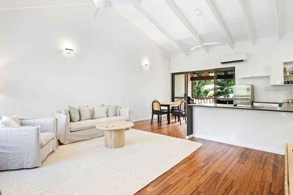 Smart TV, books - Tropical Beachside Townhouse- Relax and Unwind in this Stylish Port Douglas Retreat (Port Douglas)