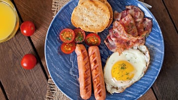 Petit déjeuner complet (5 USD par personne)