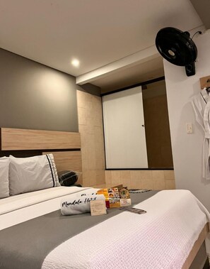 Standard Suite | Down comforters, desk, iron/ironing board, free WiFi - MANDALA HOTEL BOTERO   (Medellín)