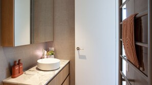 Dusj, hårføner og håndklær