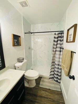 Secadora de cabello, toallas, papel de baño 
