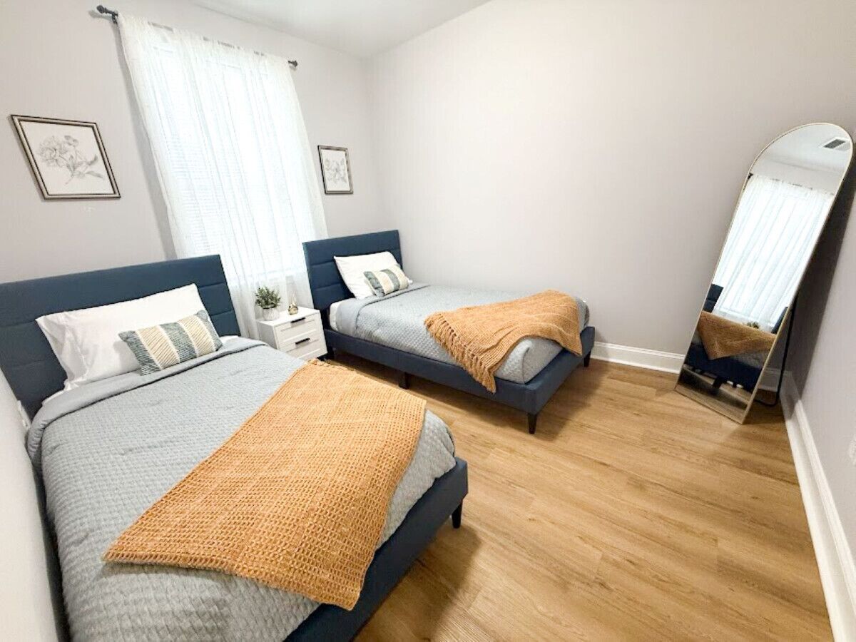 3 dormitoris, planxa i posts de planxar i un bressol de viatge 