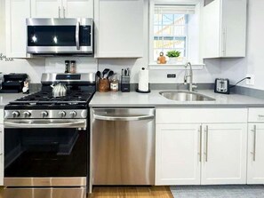 Fridge, microwave, oven, stovetop - Modern 3BR Near FSU • 15 Min to Wachusett (Fitchburg)