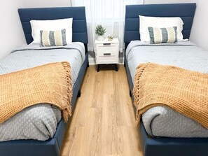 3 bedrooms, iron/ironing board, travel cot, free WiFi - Modern 3BR Near FSU • 15 Min to Wachusett (Fitchburg)