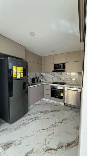 Refrigerador, microondas, horno y parrilla de estufa 