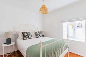 2 quartos, ferros/tábuas de passar roupa, acesso à internet