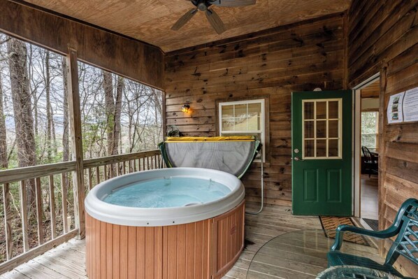 Outdoor spa tub - 5 Gone Biking -1 Bedroom (Bryson City)