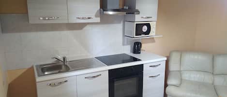 Horno, cafetera y tetera, utensilios de cocina y condimentos