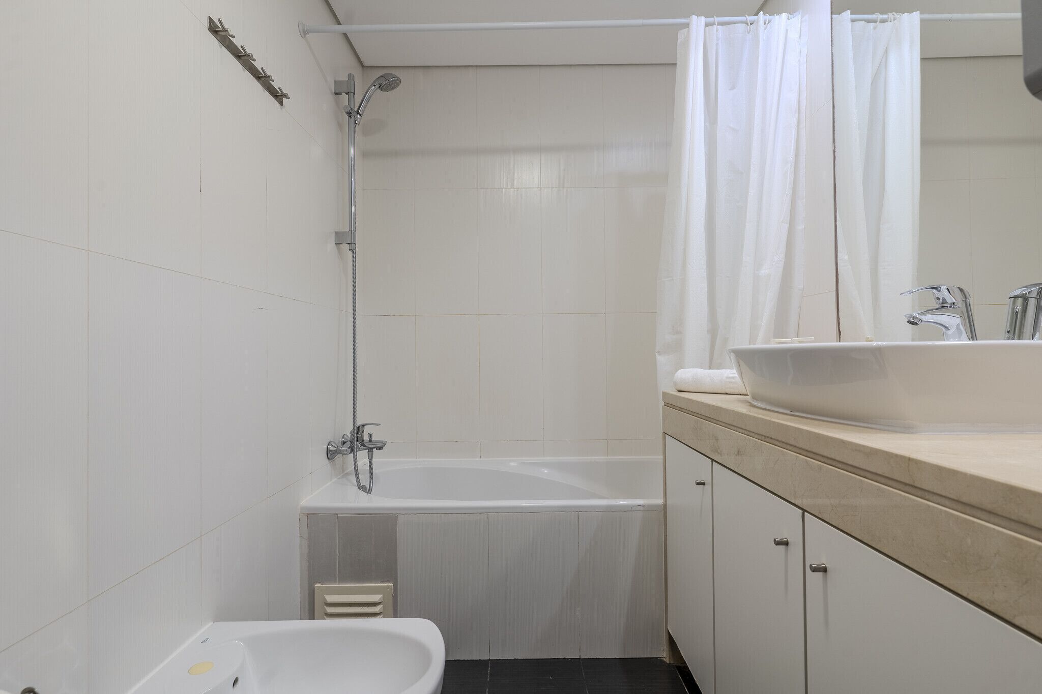 Sèche-cheveux, serviettes fournies, savon, shampoing