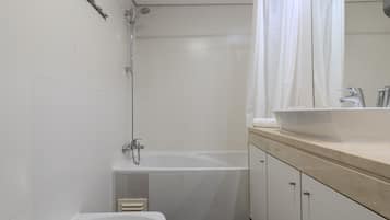 Een haardroger, handdoeken, zeep, shampoo