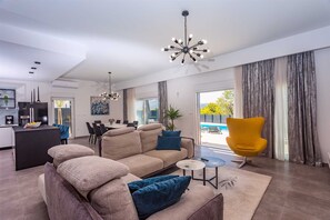 Smart-TV, Kamin, Videospiele, Tischtennisplatte