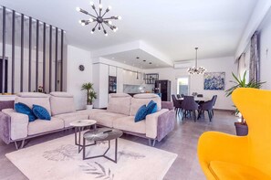 Smart-TV, Kamin, Videospiele, Tischtennisplatte