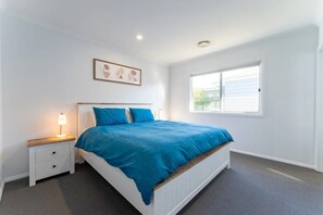 4 slaapkamers, een bureau, een strijkplank/strijkijzer, reisbedje