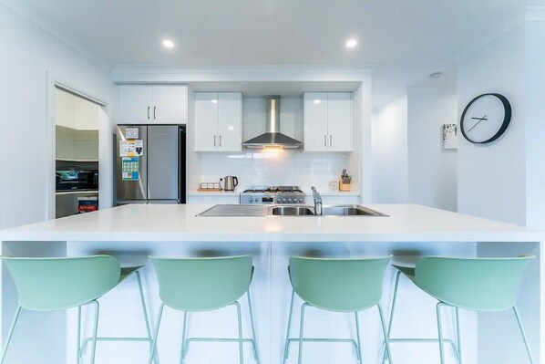 Réfrigérateur, four à micro-ondes, un four, surface de cuisson