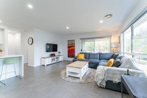 Smart-TV, Kamin, DVD-Player, Tischtennisplatte