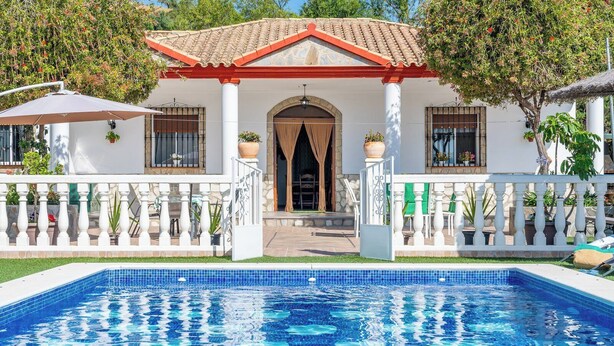 A two-story house with a swimming pool in front. - Los tres picos Prado del Rey by Ruralidays (Cádiz)