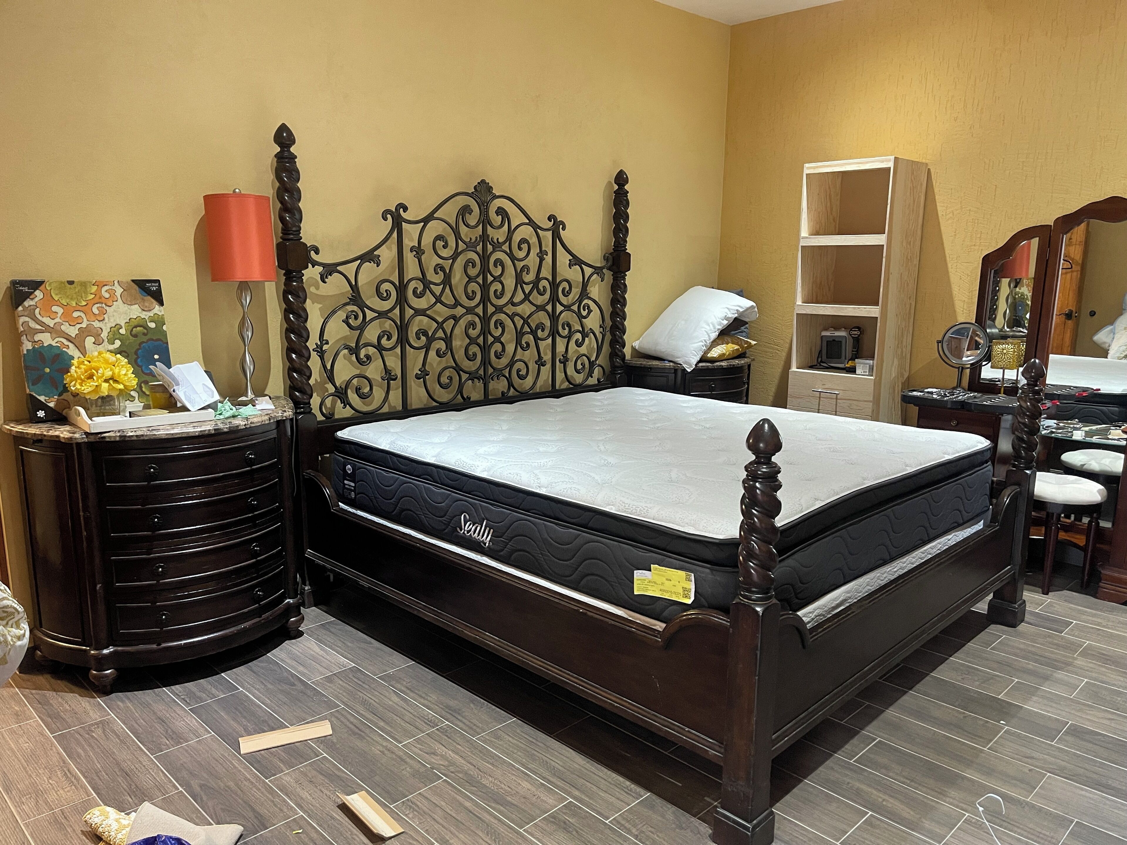 3 bedrooms, desk, iron/ironing board, WiFi (free)