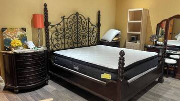 3 bedrooms, desk, iron/ironing board, WiFi (free)