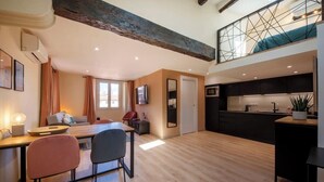 Eine moderne Wohnung mit Essbereich, Küche und Schlafgalerie.