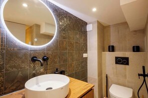 Een douche, een haardroger, handdoeken