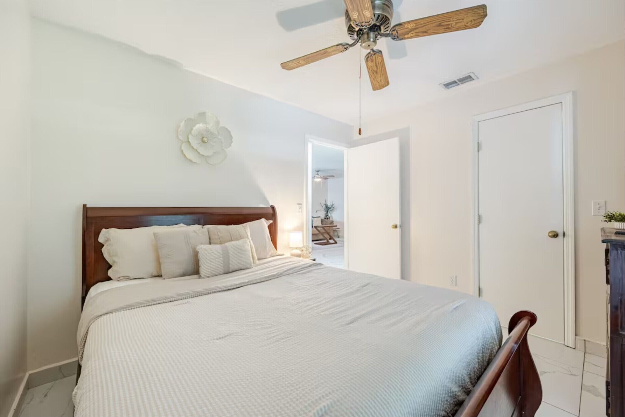 2 makuuhuonetta, työpöytä, silitysrauta/-lauta, ilmainen Wi-Fi