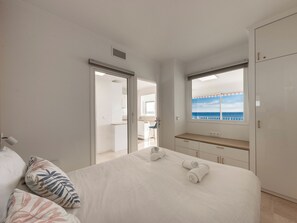 2 habitaciones, tabla de planchar con plancha, cuna de viaje y wifi 