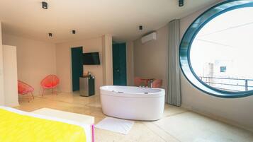 Deluxe Suite | Minibar, free WiFi, bed sheets