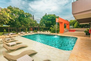 Outdoor pool, free cabanas, pool umbrellas - Del Tropico Hotel (Sopetrán)