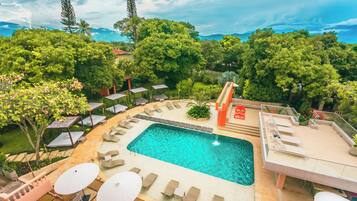 Outdoor pool, free cabanas, pool umbrellas
