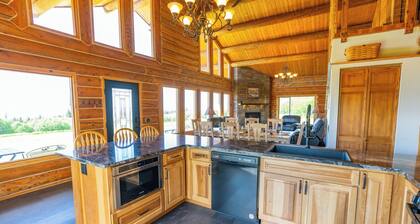 New Listing - Quiet Alaskan Luxury Cabin Overlooking Kachemak Bay