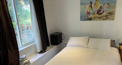 Lovely Garden Retreat Near Bart and Shops