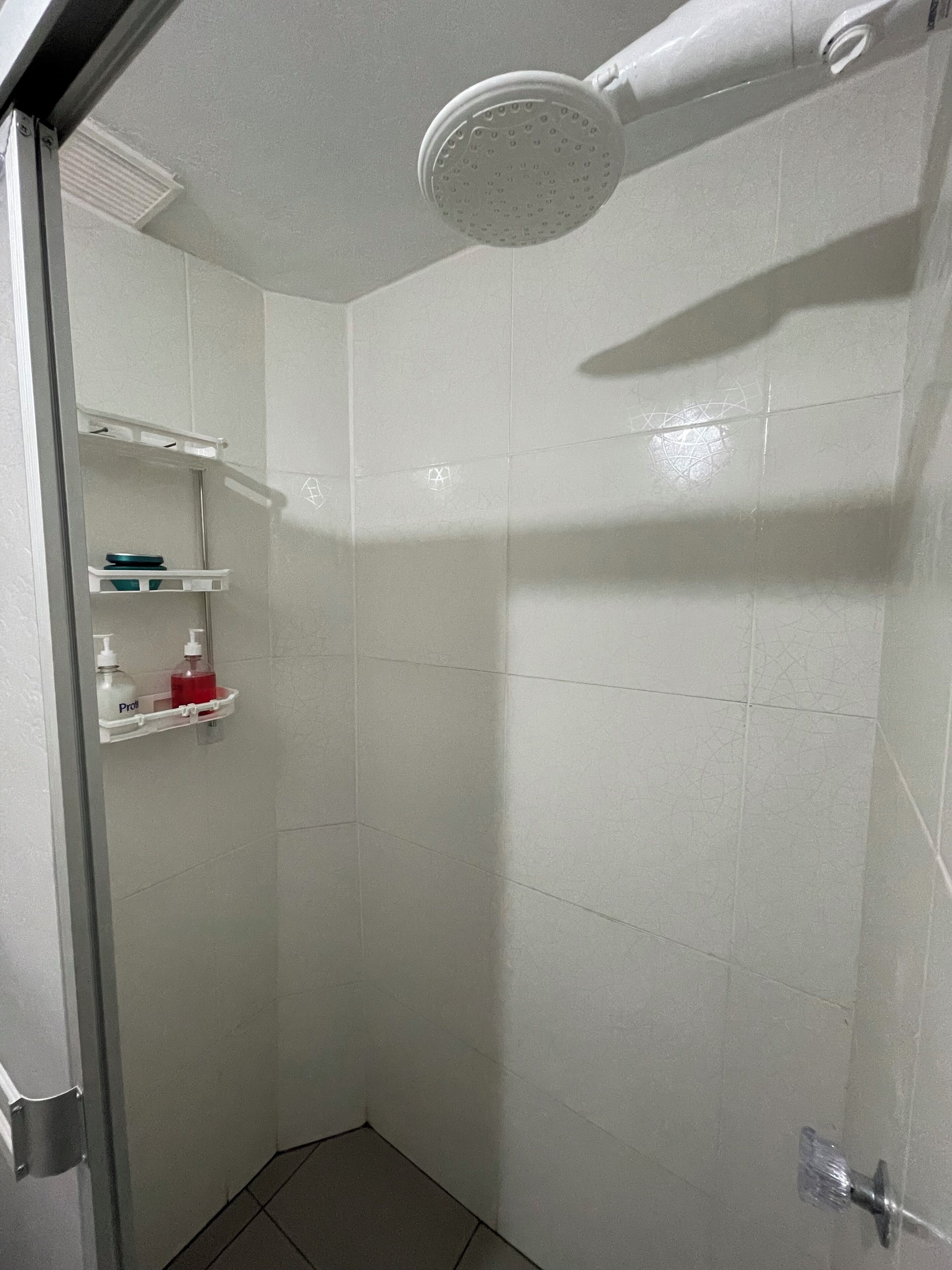 Douche, serviettes fournies, savon, papier toilette